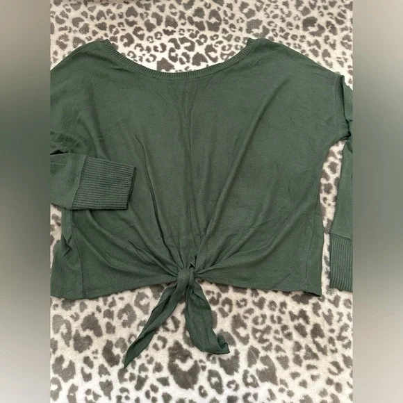 Abercrombie & Fitch Soft Wide Neck Tie Front Top in Green Size Medium - Picture 6 of 16